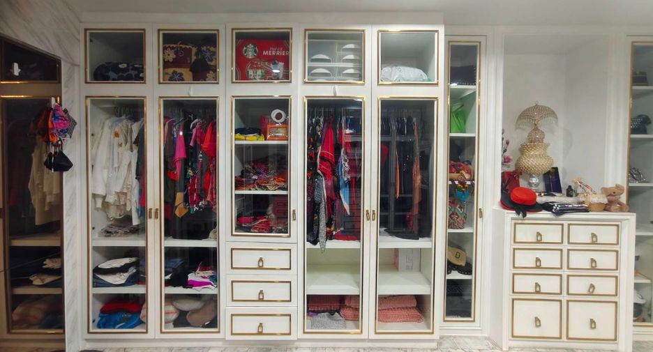 For sale 8 bedrooms townhouse in Suan Luang, Bangkok