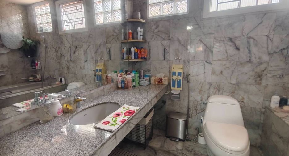 For sale 8 bedrooms townhouse in Suan Luang, Bangkok