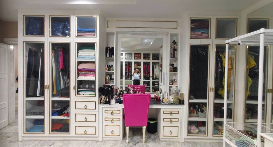 For sale 8 bedrooms townhouse in Suan Luang, Bangkok