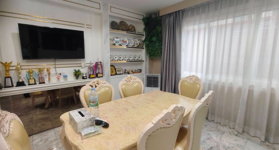 For sale 8 bedrooms townhouse in Suan Luang, Bangkok
