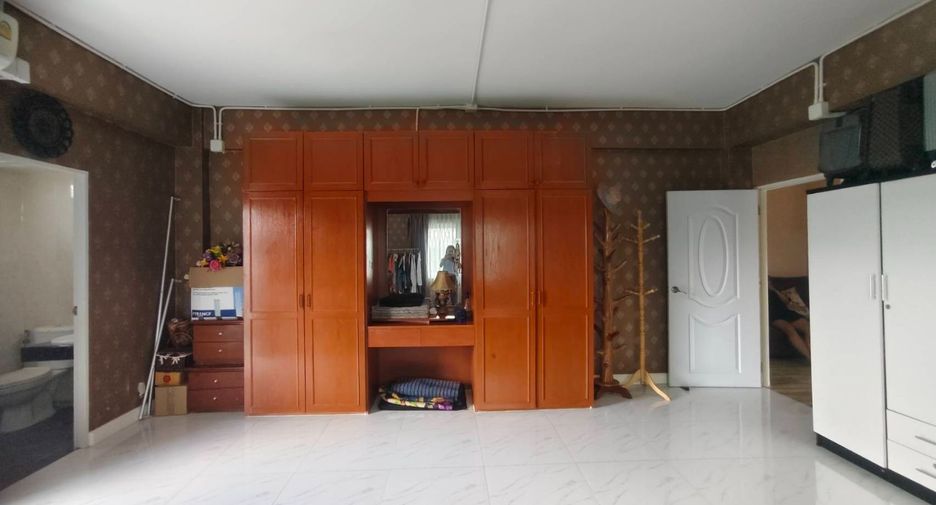 For sale 8 bedrooms townhouse in Suan Luang, Bangkok