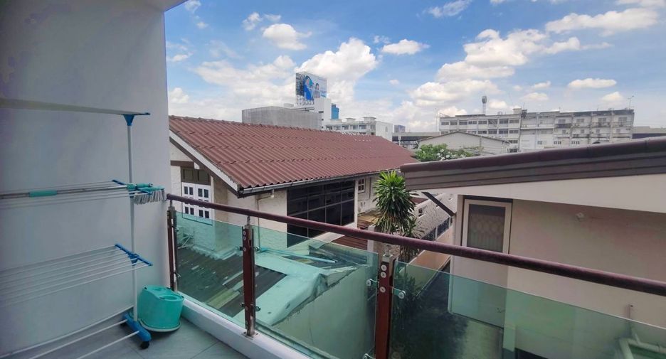 For sale 8 bedrooms townhouse in Suan Luang, Bangkok