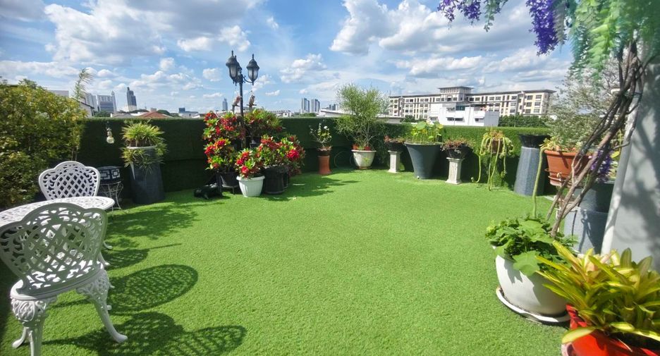 For sale 8 bedrooms townhouse in Suan Luang, Bangkok