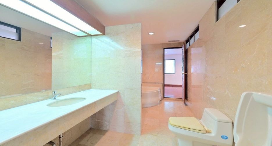 For sale 4 bedrooms townhouse in Watthana, Bangkok