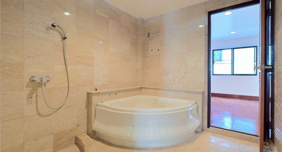 For sale 4 bedrooms townhouse in Watthana, Bangkok