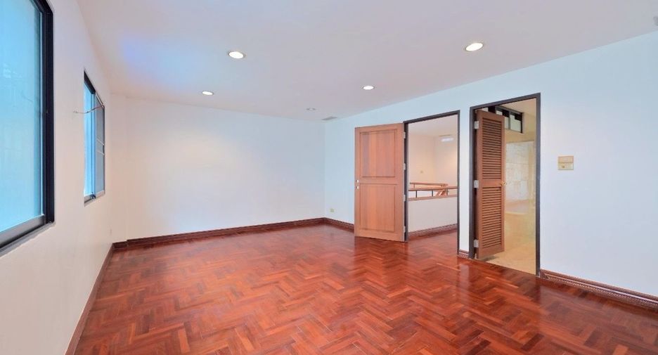 For sale 4 bedrooms townhouse in Watthana, Bangkok
