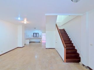 Casa adosada en venta de 4 habitaciones en Watthana, Bangkok