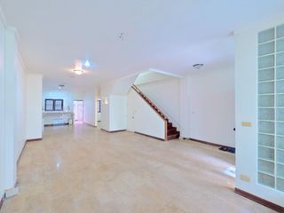 Casa adosada en venta de 4 habitaciones en Watthana, Bangkok