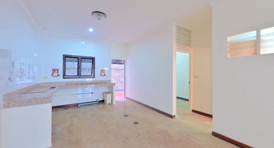 For sale 4 bedrooms townhouse in Watthana, Bangkok