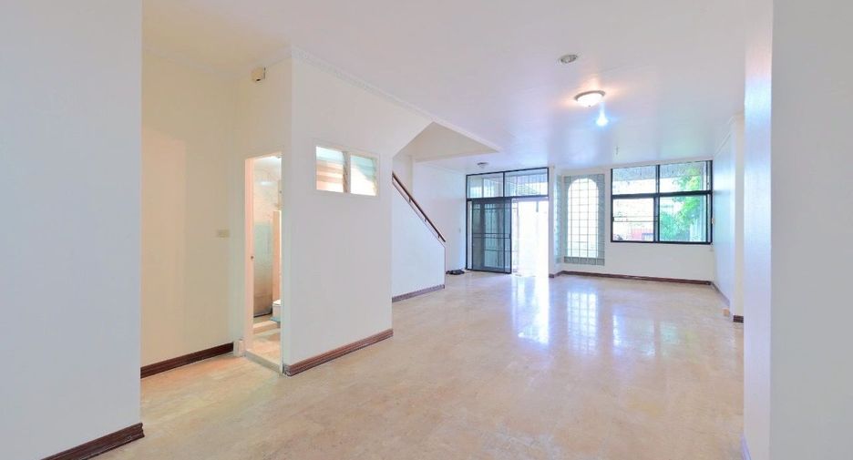 For sale 4 bedrooms townhouse in Watthana, Bangkok