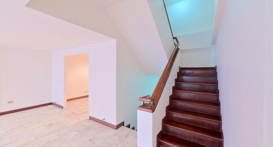 For sale 4 bedrooms townhouse in Watthana, Bangkok