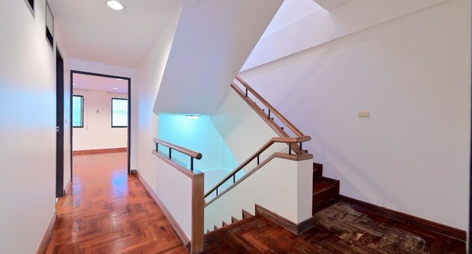 For sale 4 bedrooms townhouse in Watthana, Bangkok