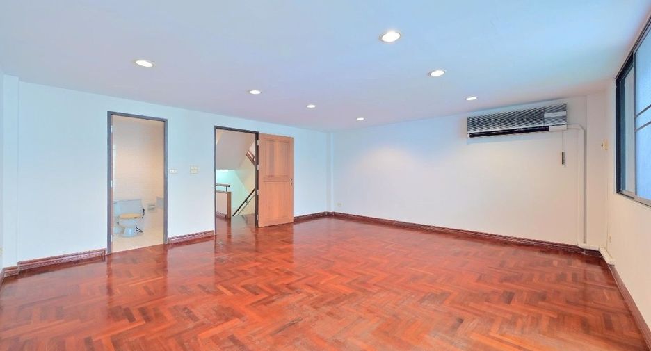 For sale 4 bedrooms townhouse in Watthana, Bangkok