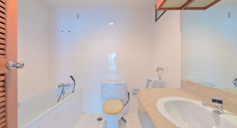 For sale 4 bedrooms townhouse in Watthana, Bangkok