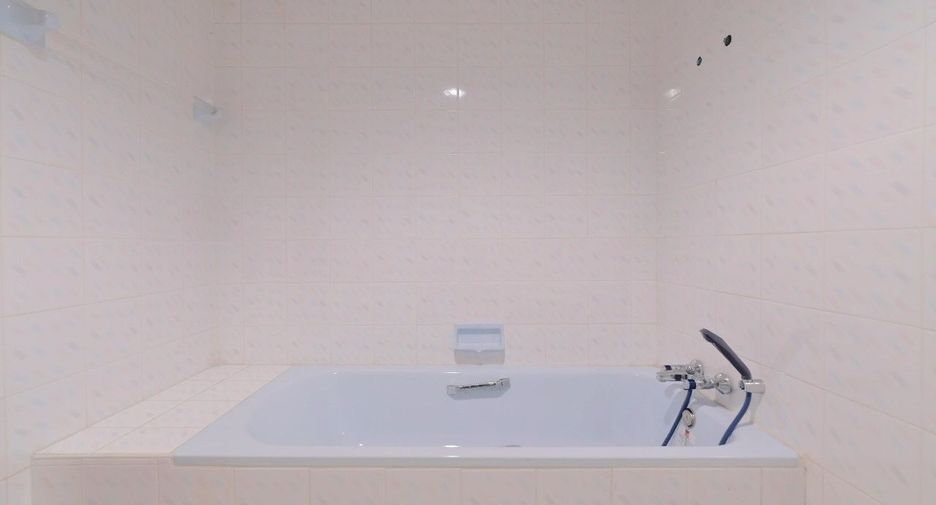 For sale 4 bedrooms townhouse in Watthana, Bangkok