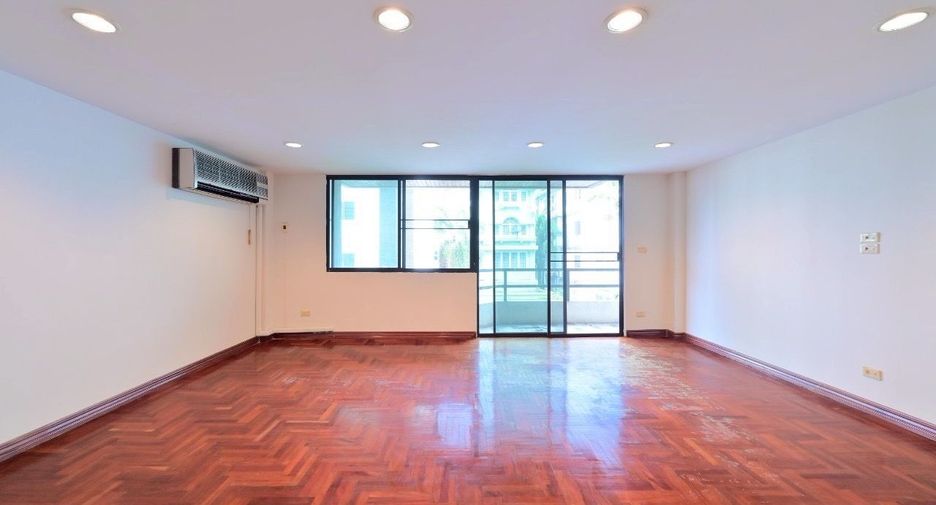 For sale 4 bedrooms townhouse in Watthana, Bangkok