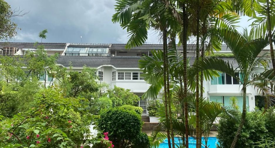 For rent 3 bedrooms house in Watthana, Bangkok