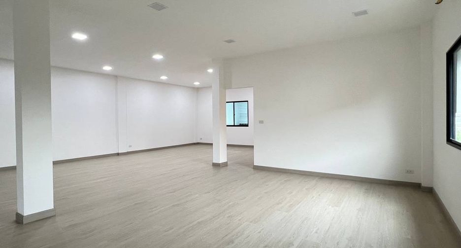 Local comercial en venta de 3 habitaciones en Lam Luk Ka, Pathum Thani