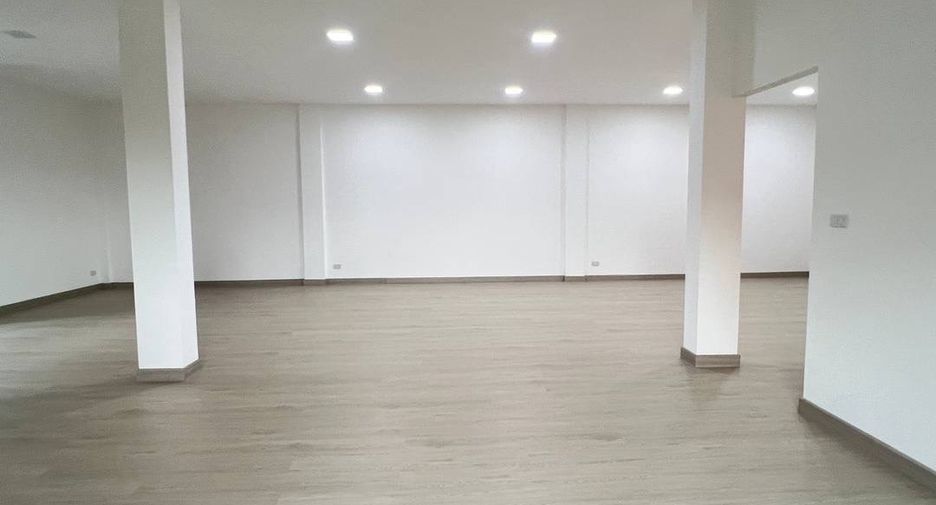 Local comercial en venta de 3 habitaciones en Lam Luk Ka, Pathum Thani