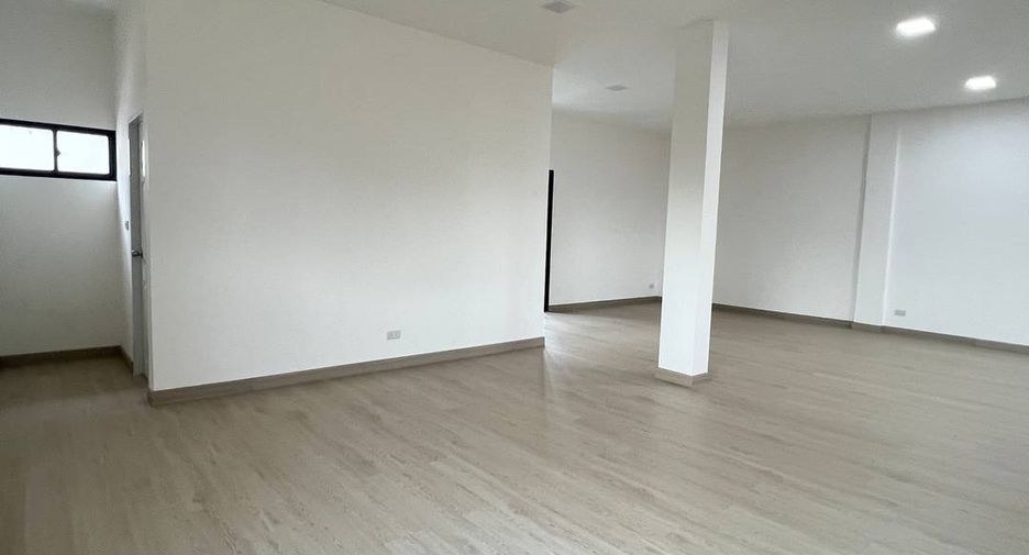 Local comercial en venta de 3 habitaciones en Lam Luk Ka, Pathum Thani