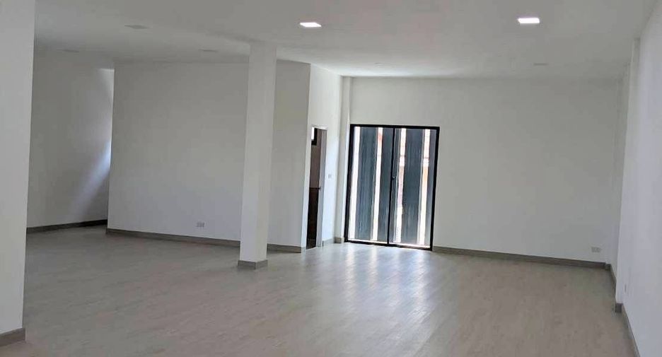 Local comercial en venta de 3 habitaciones en Lam Luk Ka, Pathum Thani