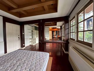 Casa adosada en alquiler y en venta de 4 habitaciones en Watthana, Bangkok