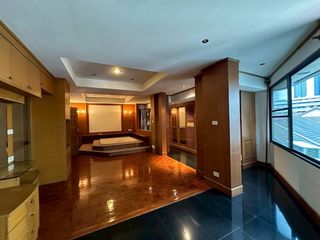 Casa adosada en alquiler y en venta de 4 habitaciones en Watthana, Bangkok