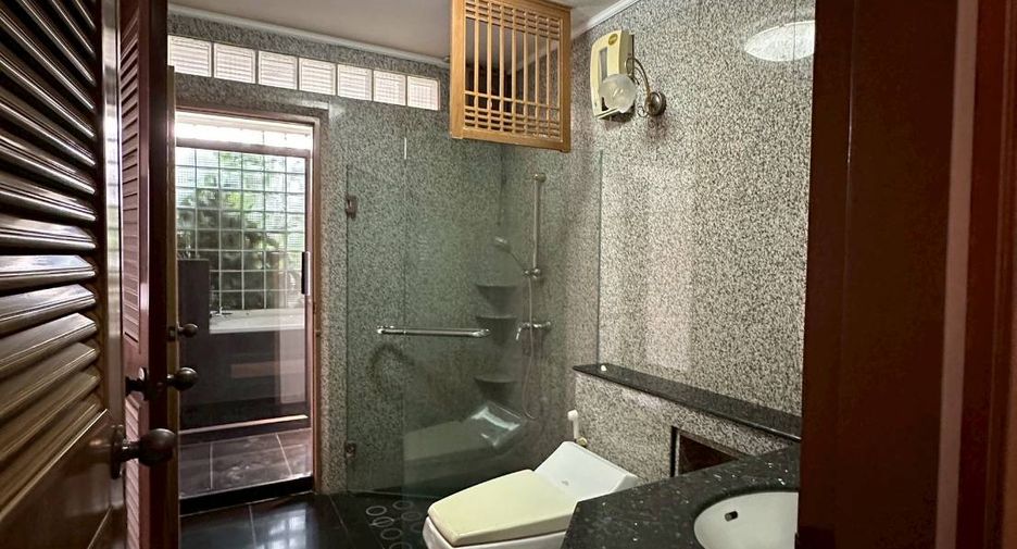 For rent and for sale 4 bedrooms townhouse in Watthana, Bangkok