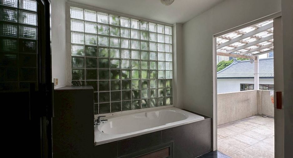 For rent and for sale 4 bedrooms townhouse in Watthana, Bangkok