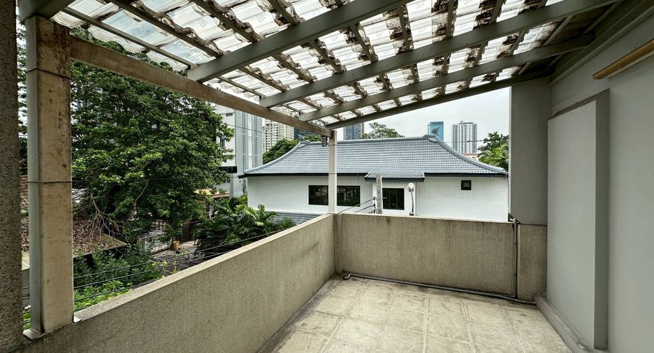 For rent and for sale 4 bedrooms townhouse in Watthana, Bangkok