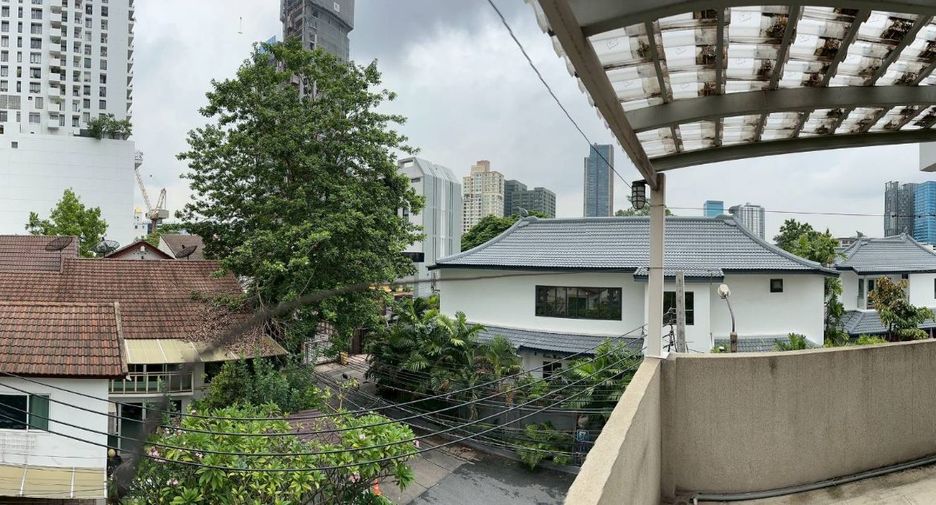 For rent and for sale 4 bedrooms townhouse in Watthana, Bangkok