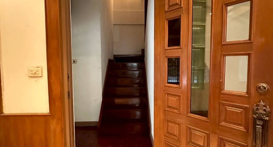 For rent and for sale 4 bedrooms townhouse in Watthana, Bangkok