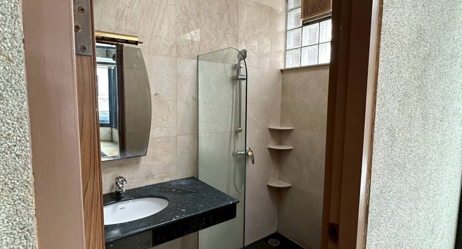 For rent and for sale 4 bedrooms townhouse in Watthana, Bangkok