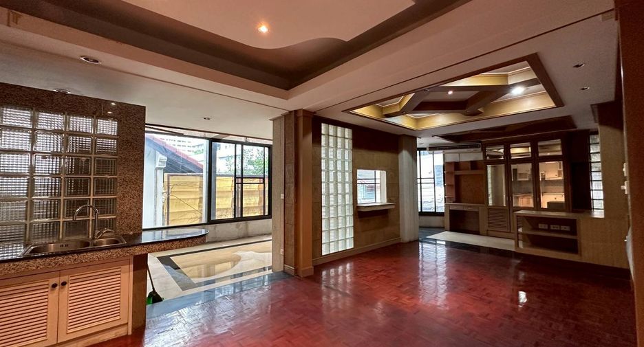 For rent and for sale 4 bedrooms townhouse in Watthana, Bangkok