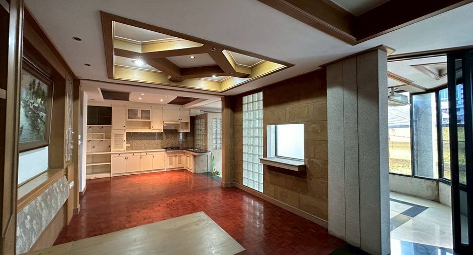 For rent and for sale 4 bedrooms townhouse in Watthana, Bangkok