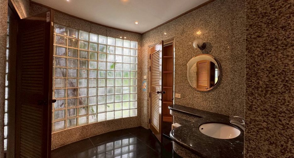 For rent and for sale 4 bedrooms townhouse in Watthana, Bangkok