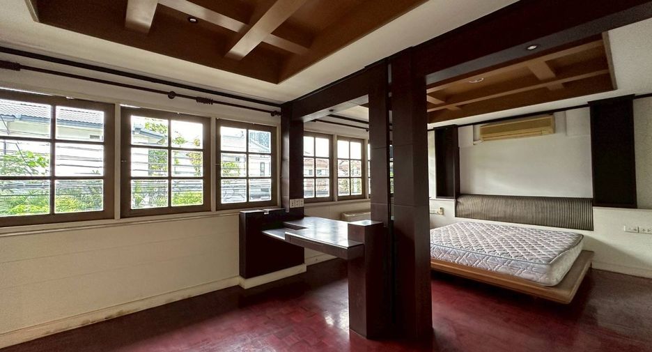 For rent and for sale 4 bedrooms townhouse in Watthana, Bangkok