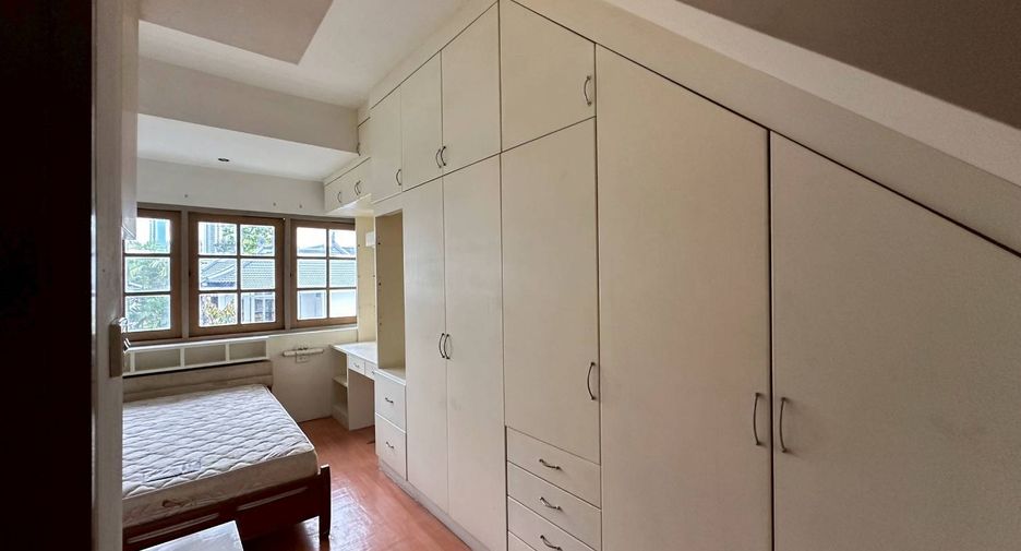 For rent and for sale 4 bedrooms townhouse in Watthana, Bangkok