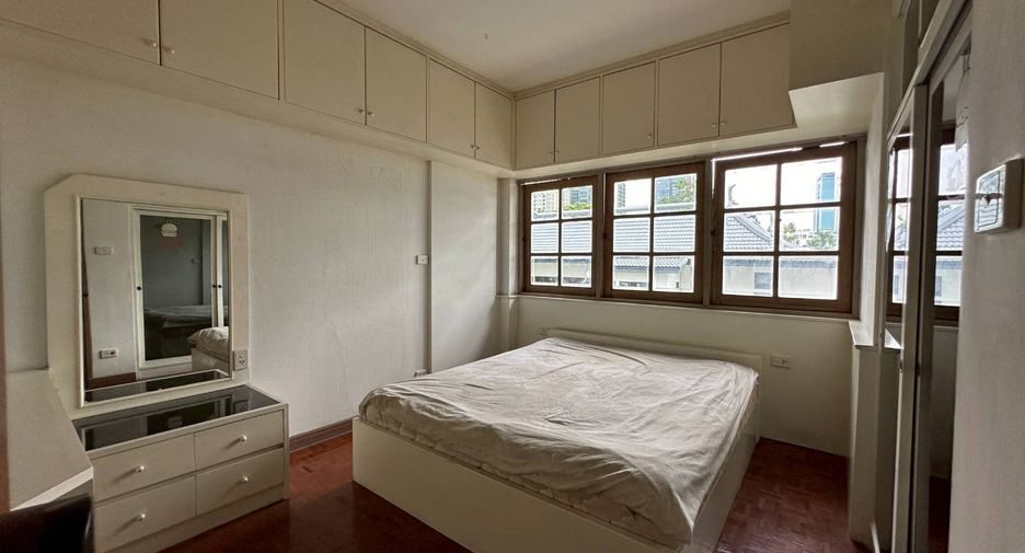For rent and for sale 4 bedrooms townhouse in Watthana, Bangkok