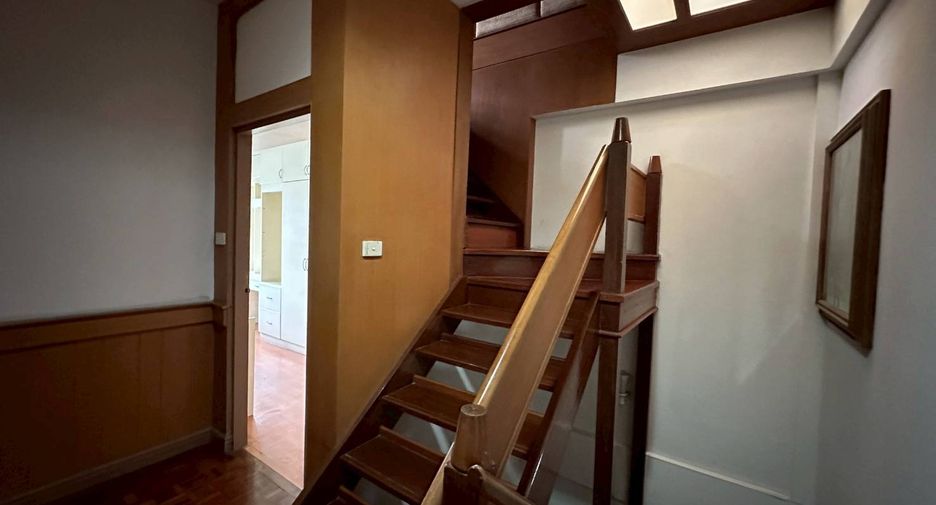 For rent and for sale 4 bedrooms townhouse in Watthana, Bangkok