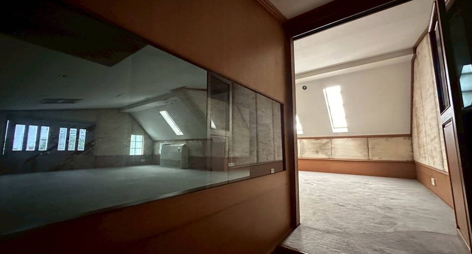 For rent and for sale 4 bedrooms townhouse in Watthana, Bangkok