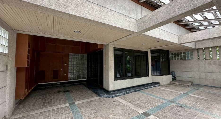 For rent and for sale 4 bedrooms townhouse in Watthana, Bangkok