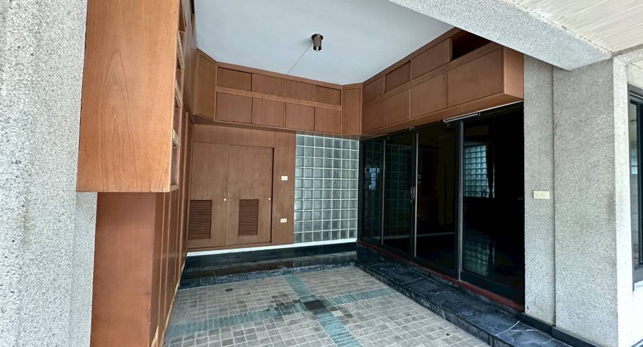 For rent and for sale 4 bedrooms townhouse in Watthana, Bangkok