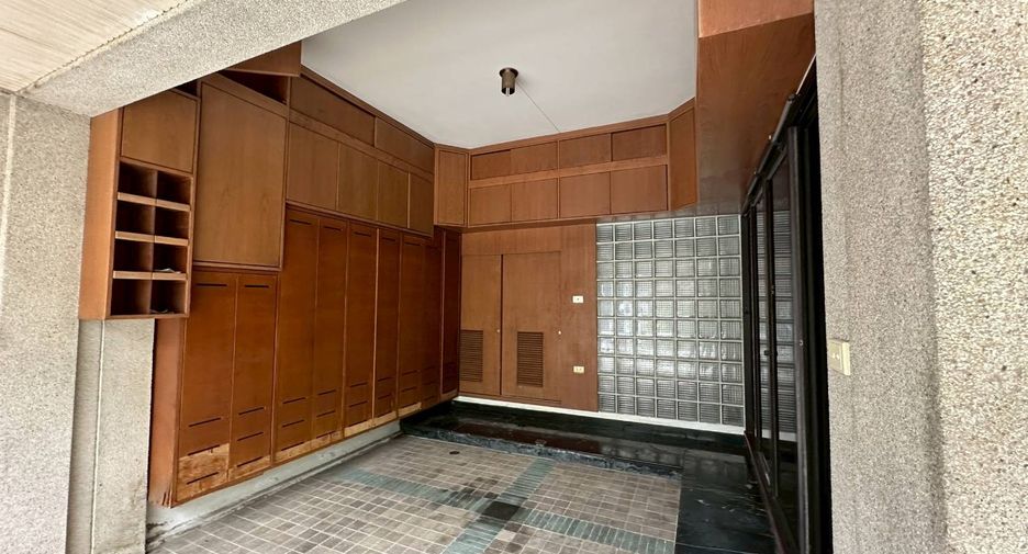 For rent and for sale 4 bedrooms townhouse in Watthana, Bangkok