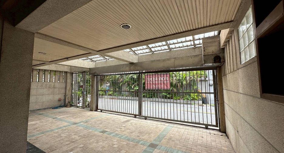 For rent and for sale 4 bedrooms townhouse in Watthana, Bangkok