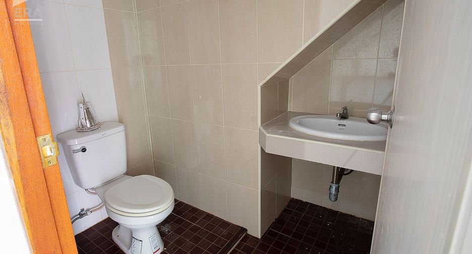 Local comercial en venta de 2 habitaciones en Mueang Rayong, Rayong