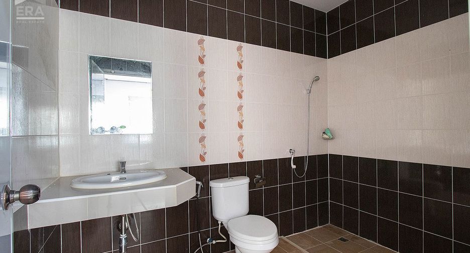 Local comercial en venta de 2 habitaciones en Mueang Rayong, Rayong