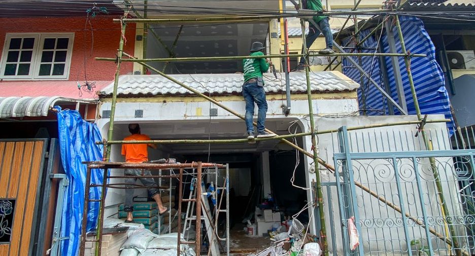 Casa adosada en venta de 4 habitaciones en Suan Luang, Bangkok