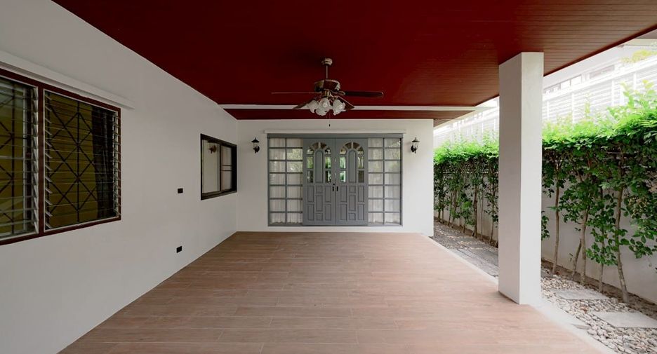 For rent and for sale 5 bedrooms house in Phra Khanong, Bangkok