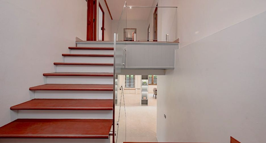 For rent and for sale 5 bedrooms house in Phra Khanong, Bangkok